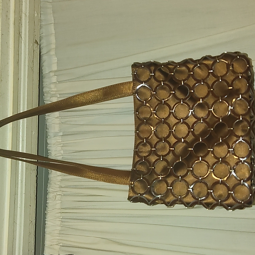Brown leather looped Liz Claiborne hand bag with black int, zipper enclosure